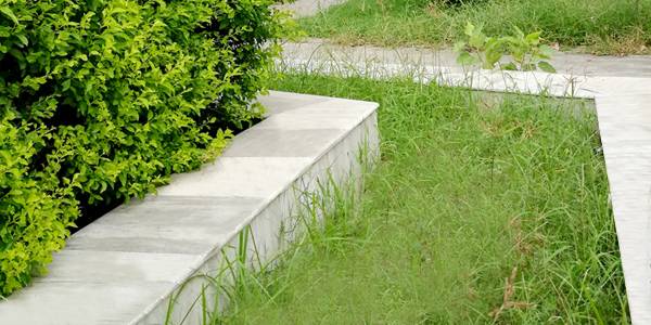 Precast concrete curbs