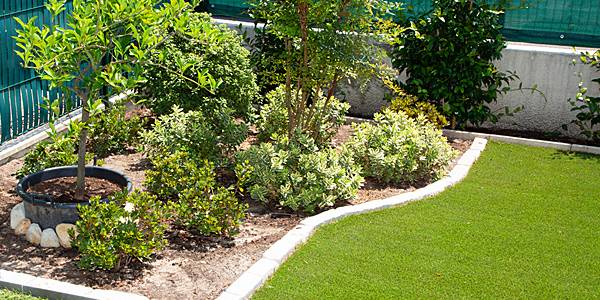 Segmental retaining wall curbs Segmental retaining wall curbs
